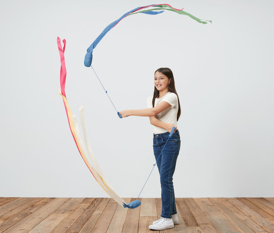 Mädchen schwingt 2 Schweif-Poi.