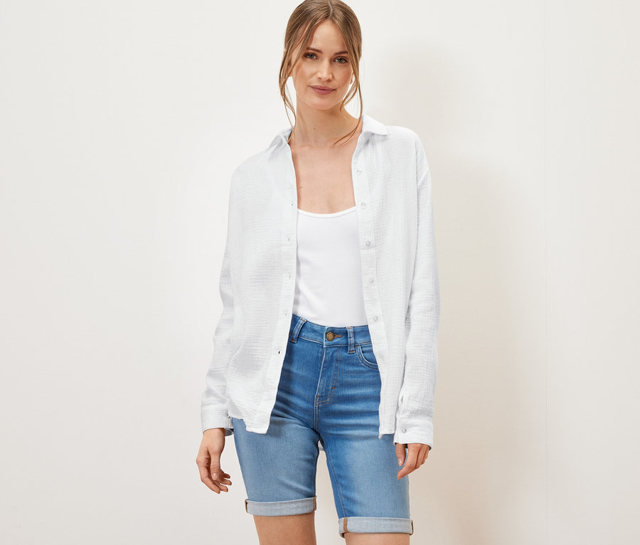 Frau trägt eine weiße Musselin-Bluse.