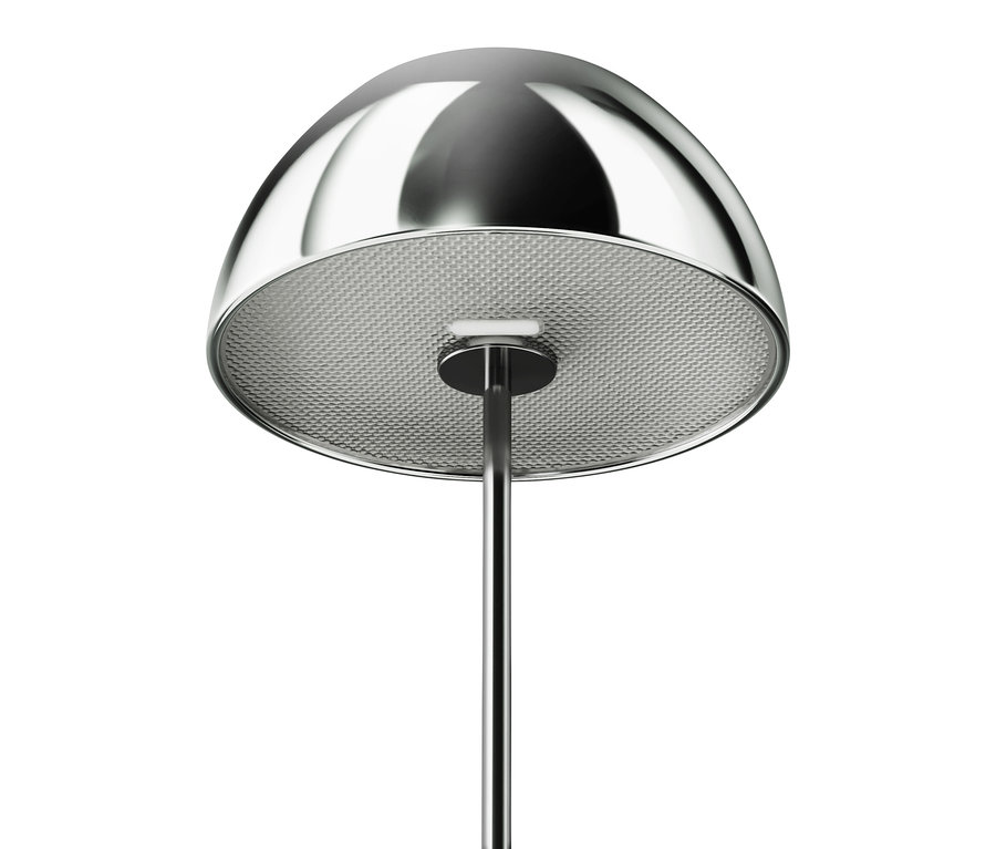 Silberne Stehlampe mit kuppelförmigem Schirm und Metallgitter.