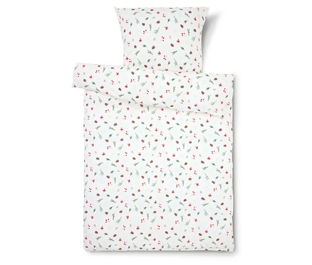 Weiße Bettwäsche mit roten Beeren und grünen Blättern.