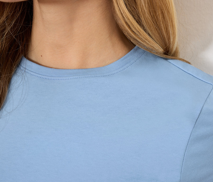 Detailaufnahme eines hellblauen Damen-T-Shirts mit kurzen Ärmeln.