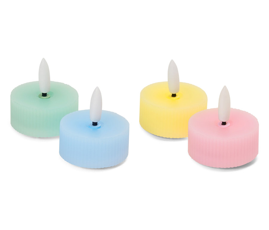 Vier kleine LED-Kerzen in Pastellfarben (grün, blau, gelb und rosa) auf weißem Hintergrund.