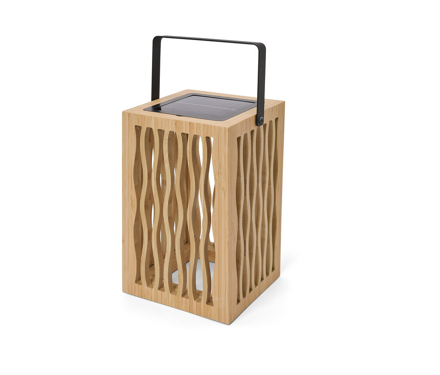 Eine Solar-Laterne mit schwarzem Griff und Holzrahmen.