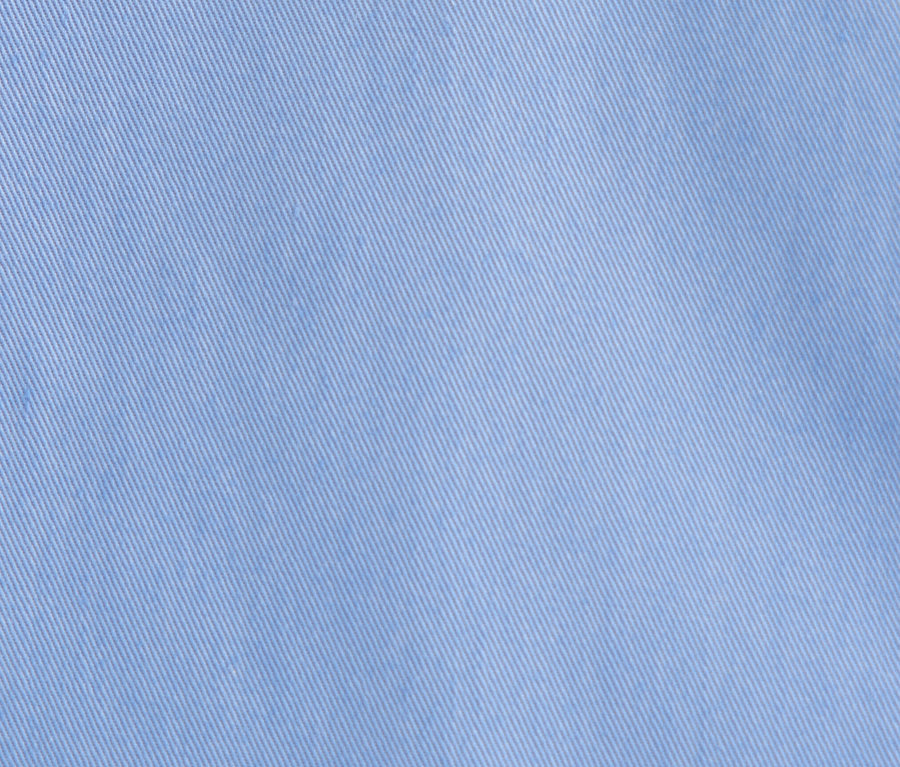 Detail einer hellblauen Seidensticker Kurzarm-Bluse.