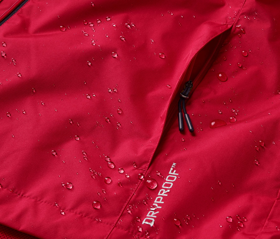Detailaufnahme einer roten Regenjacke mit Wassertropfen und einer Tasche.
