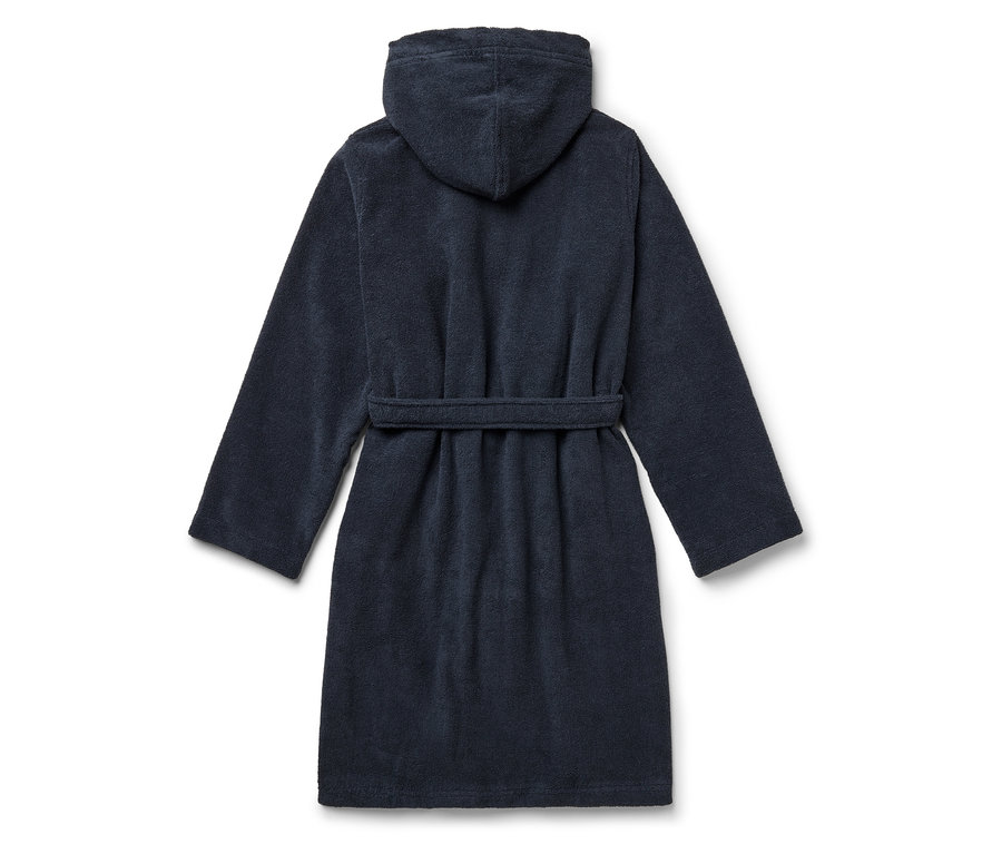 Rückansicht eines dunkelblauen Bademantels mit Kapuze und Gürtel.