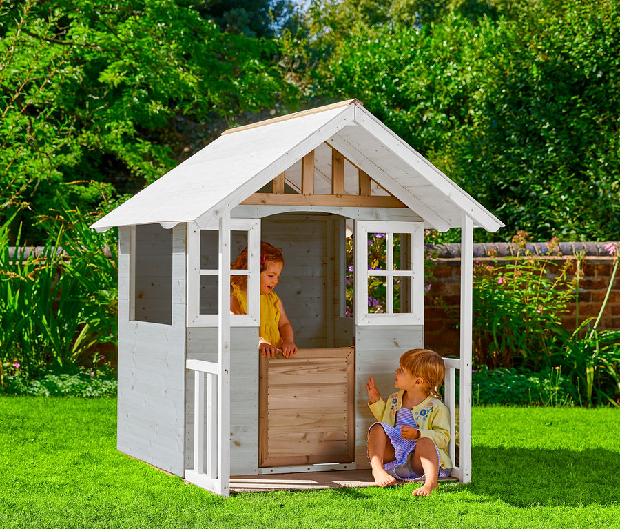 Zwei Kinder spielen draußen mit dem Spielhaus »Valli«.