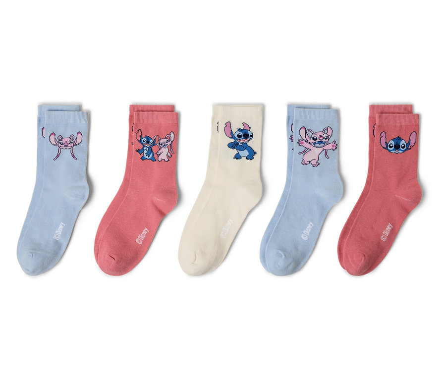 Fünf Sockenpaare liegen nebeneinander, jedes mit verschiedenen Stitch-Motiven in Rosa, Blau und Beige.