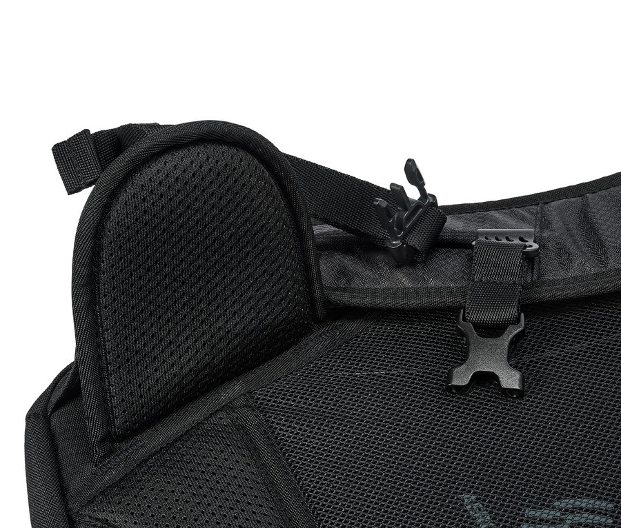 Detailansicht eines schwarzen Rucksacks mit Netzstruktur und Kunststoffverschlüssen.