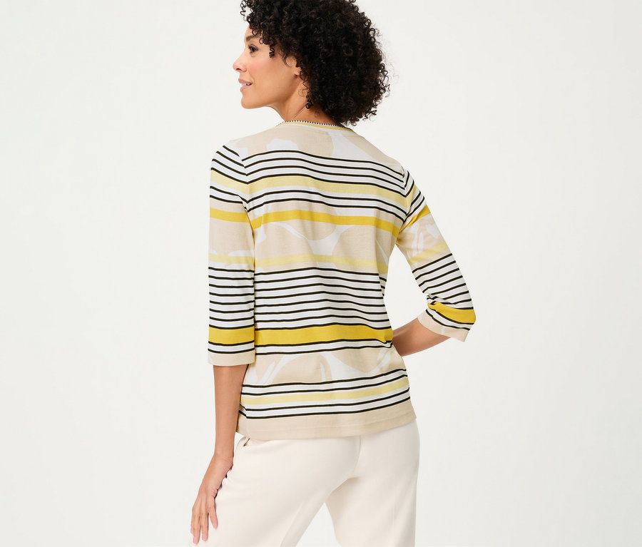 Frau von hinten mit Olsen 3/4-Shirt mit gelben, schwarzen und beigen Streifen und Blumenmuster.