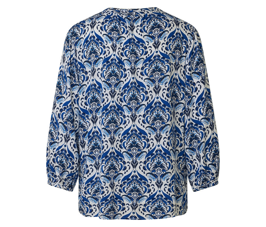 Rückansicht einer blau-weiß gemusterten Bluse.