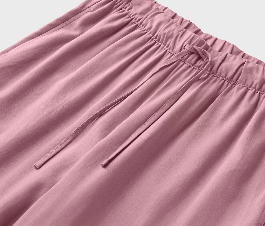 Nahaufnahme einer rosafarbenen Hose mit Kordelzug.