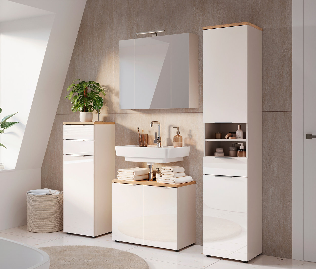 Ein Badezimmer mit einem Waschbecken, einem Spiegelschrank und zwei Hochschränken.