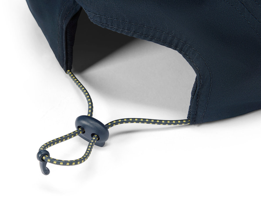 Nahaufnahme einer marineblauen Kappe mit einem verstellbaren, gelb gepunkteten Kordelzug.