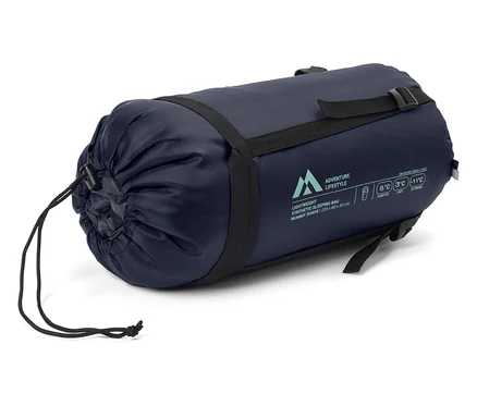 Ein marineblauer Schlafsack ist mit schwarzen Riemen verschnürt.