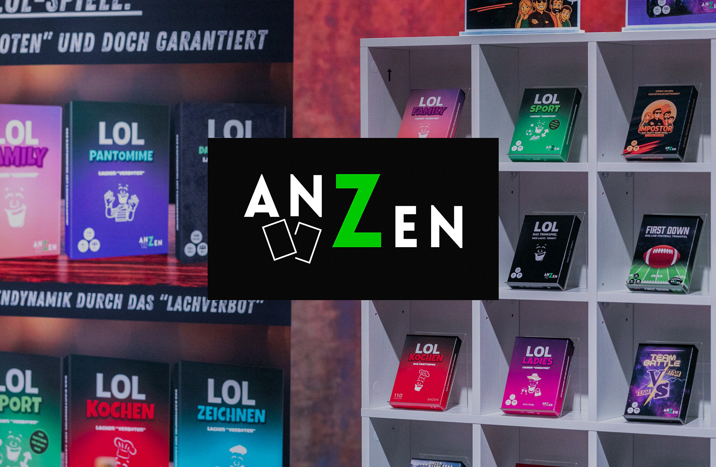 Regal mit verschiedenen LOL-Spielboxen, darunter Family, Pantomime, Sport, Impostor, Kochen, Zeichnen, Ladies, Team Battle und First Down.