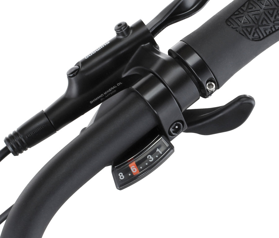 Nahaufnahme des schwarzen Lenkers vom FISCHER Trekking-E-Bike VIATOR MOVE mit Diamant-Rahmen, inklusive Griff, Bremse und Gangschaltung.