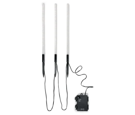 Drei LED-Gartenleuchten mit schwarzem Kabel und Batteriepack auf weißem Hintergrund.