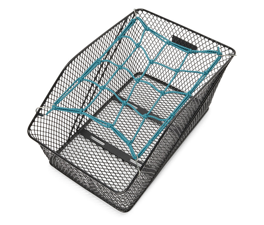 Draufsicht auf einen schwarzen Fahrradkorb aus Metallgeflecht mit einem blauen elastischen Netz darin.