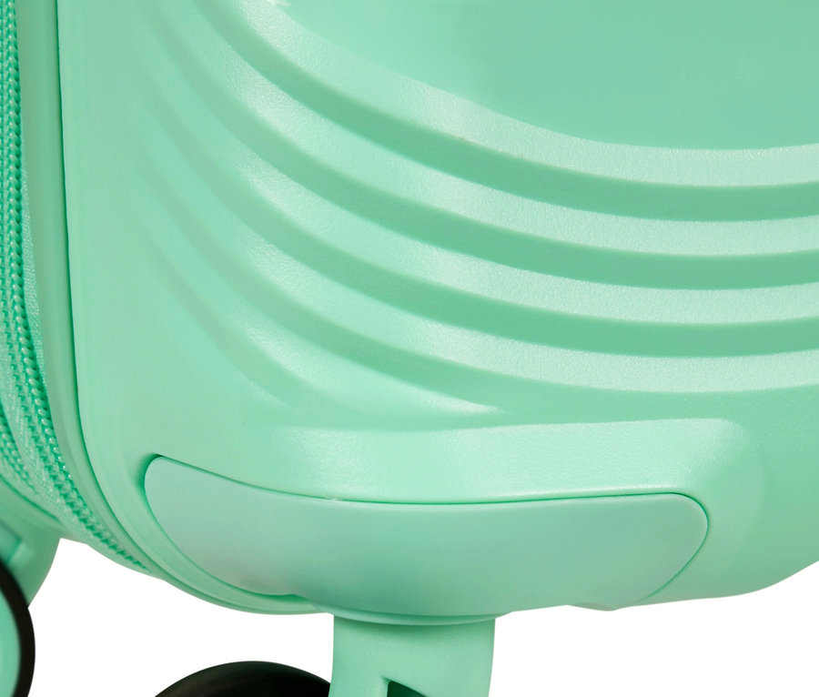 Nahaufnahme eines mintgrünen American Tourister Koffers mit schwarzen Rollen und Reißverschluss.