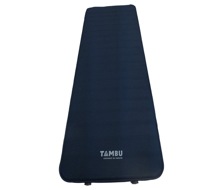 Die blaue Tambu Isomatte »NALA Comfort« liegt auf einem weißen Untergrund.