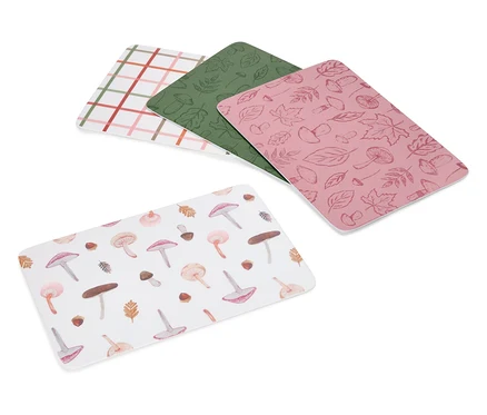 Vier Karten mit verschiedenen Mustern liegen übereinander. Eine Karte ist weiß mit Pilzen, eine rosa mit Blättern.