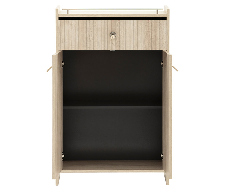 Geöffnetes Highboard »Sonderby« mit zwei Türen in Nordic Light Oak und einem Schubfach.