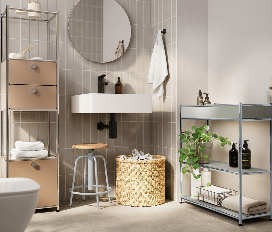 Badezimmeransicht mit Waschbecken, Spiegel, Handtuch, Hocker, Wäschekorb und Regalen.