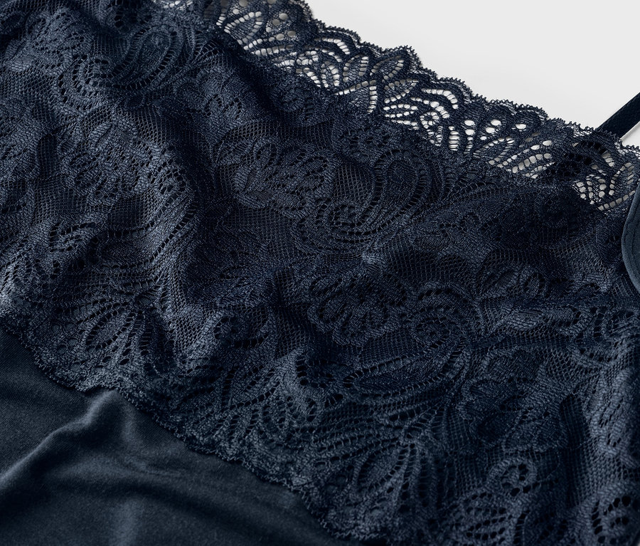 Detailansicht eines dunkelblauen Spitzentops mit Spaghettiträgern.