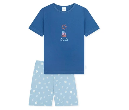 Ein SCHIESSER Kurzer Kinder-Pyjama, bestehend aus einem blauen T-Shirt mit orangefarbener Sonne, dem Schriftzug 'SEA SUN SAND' und blauen Wellen, sowie hellblauen Shorts mit weißen Strandmotiven.