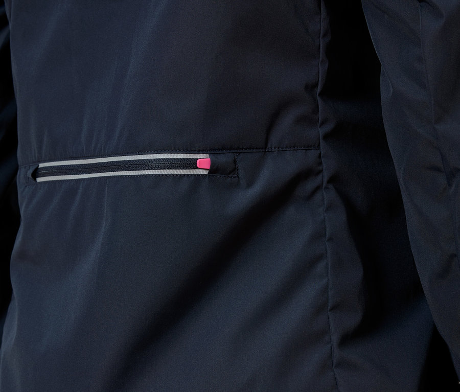 Detailaufnahme einer marineblauen Jacke mit einer Reißverschlusstasche, deren Zipper einen pinken Akzent hat.