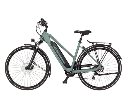 Ein FISCHER Trekking E-Bike VIATOR 2.1 ACTIVE mit Trapez-Rahmen steht seitlich. Das E-Bike ist mintgrün und hat einen schwarzen Gepäckträger.