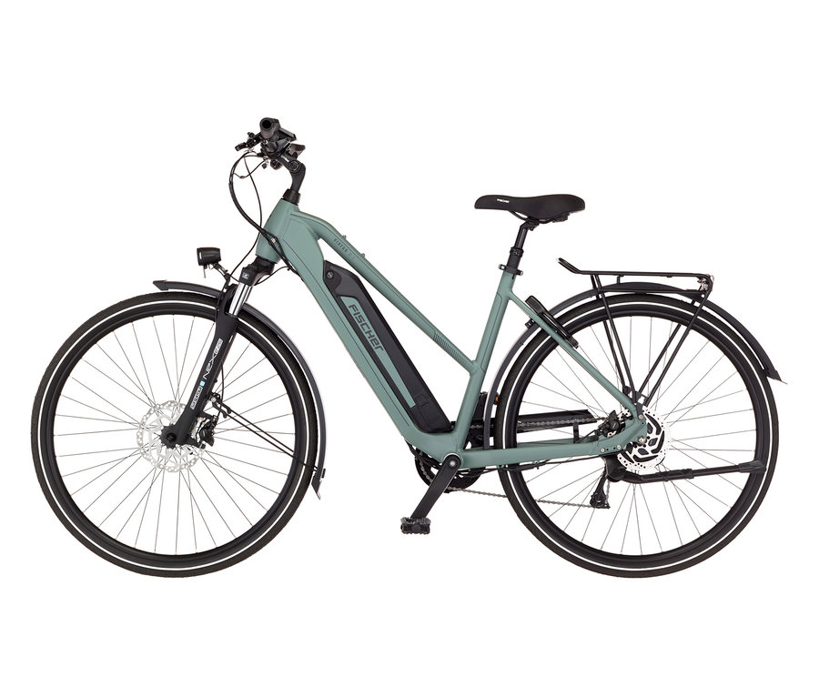 Ein FISCHER Trekking E-Bike VIATOR 2.1 ACTIVE mit Trapez-Rahmen steht seitlich. Das E-Bike ist mintgrün und hat einen schwarzen Gepäckträger.
