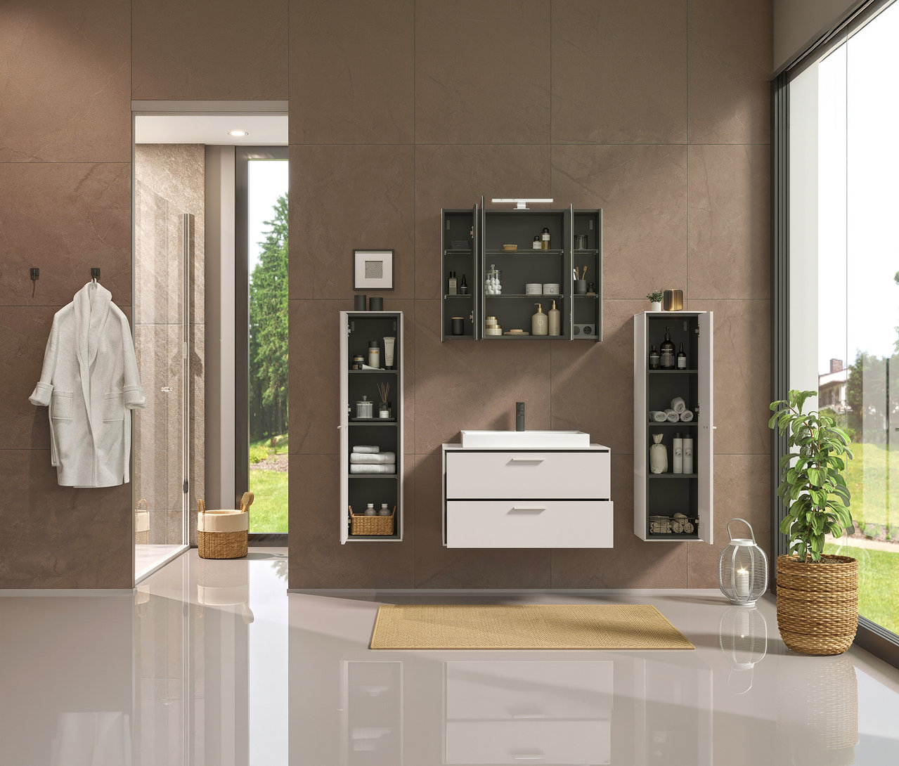 Badezimmer mit Waschbeckenunterschrank, Spiegelschrank und zwei Hochschränken an brauner Wand. Ein Bademantel hängt an der Wand.