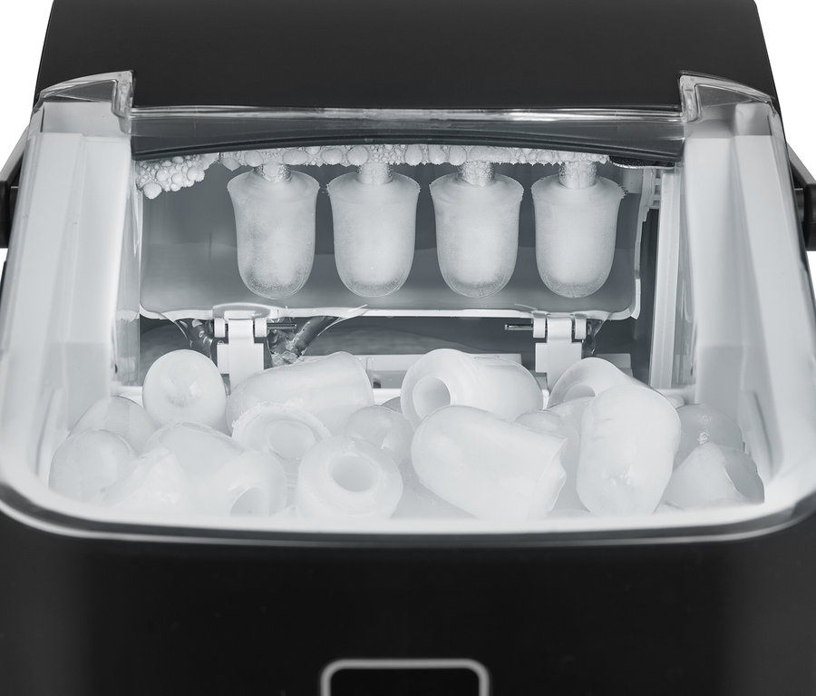 Nahaufnahme einer schwarzen Eismaschine mit durchsichtigem Deckel, gefüllt mit Eiswürfeln und vier Eisformen.
