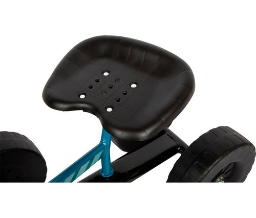 Nahaufnahme eines small foot Baggers mit Rädern, der einen schwarzen, konturierten Sitz mit Löchern, einen blauen Stützrahmen und schwarze Räder mit Profil zeigt.