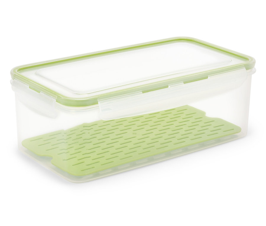 Ein durchsichtiger Frischhaltebehälter mit grünem Deckel und Einsatz steht auf einem weißen Hintergrund.
