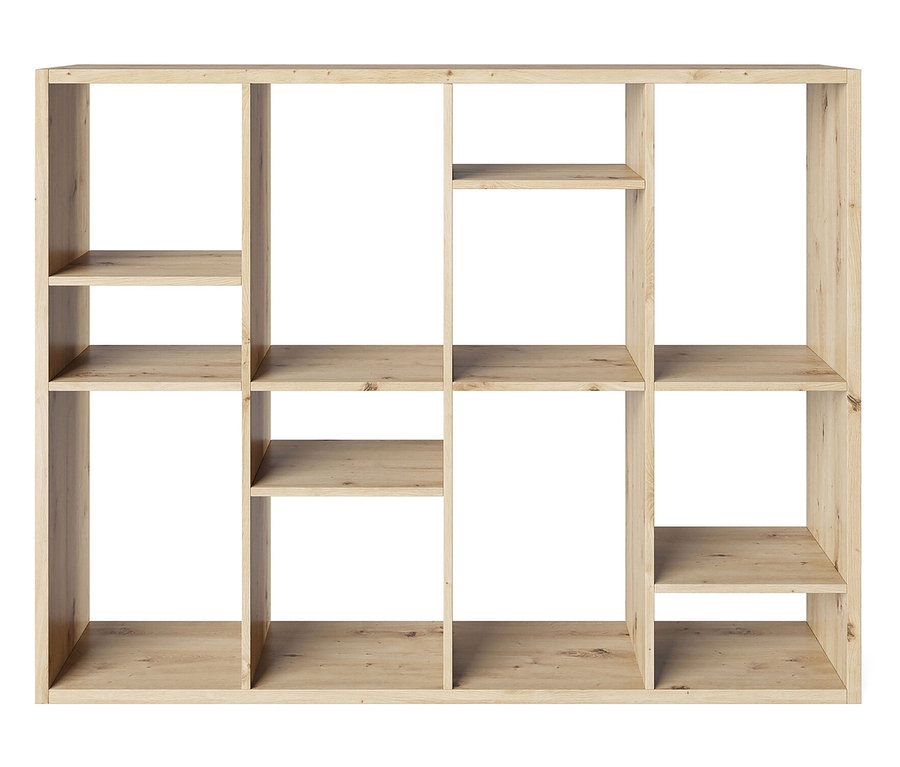 Ein helles, leeres Holzregal mit verschiedenen Fächern unterschiedlicher Größe.