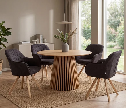 Runder Holztisch mit vier dunkelgrauen deVries Diningsessel »Matera« mit Holzbeinen auf einem Teppich. Auf dem Tisch steht eine Vase mit Pflanzen.