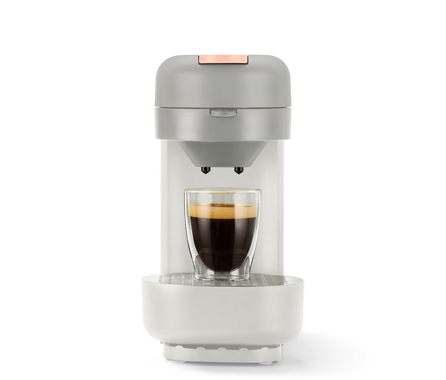 Eine »Call me Pad« Kaffee Padmaschine Soft White mit einer Tasse Kaffee.