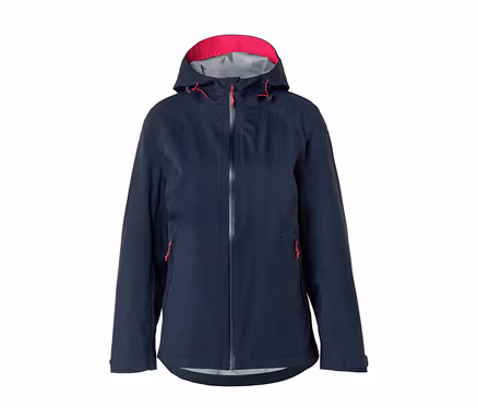 Eine dunkelblaue Kapuzenjacke mit leuchtend pinkem Innenfutter in der Kapuze und pinken Reißverschlusszügen an den Vordertaschen und dem Hauptreißverschluss.