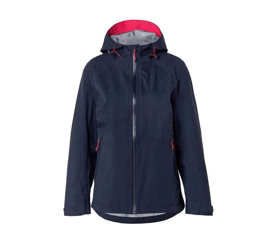 Eine dunkelblaue Kapuzenjacke mit leuchtend pinkem Innenfutter in der Kapuze und pinken Reißverschlusszügen an den Vordertaschen und dem Hauptreißverschluss.