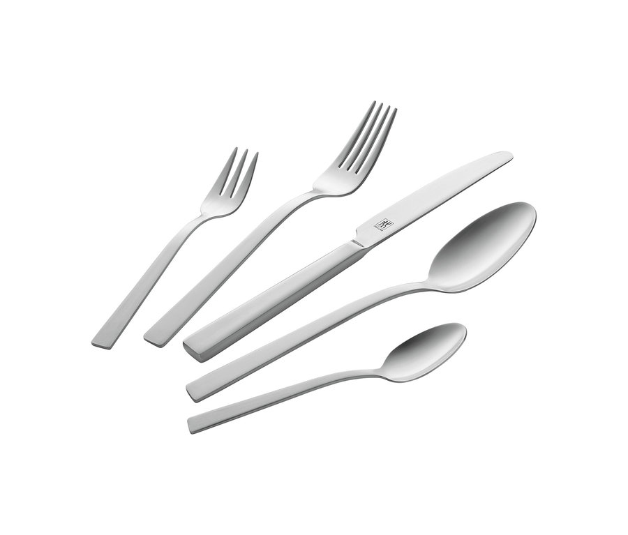 Fünf silberfarbene Besteckteile des ZWILLING »King« Besteck-Sets, darunter zwei Gabeln, ein Messer und zwei Löffel, liegen diagonal auf weißem Hintergrund.