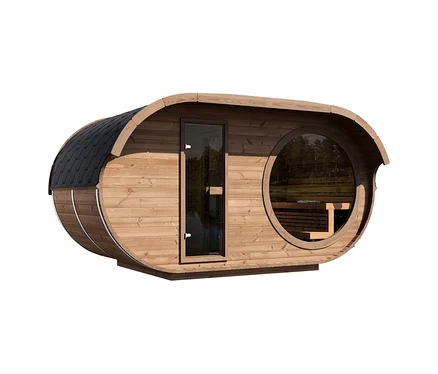 Kompaktes, ovales Weka Thermoholz-Saunahaus »Keila« aus hellem Holz mit schwarzem Schindeldach, Glastür und großem runden Fenster, das Holzbänke und eine Landschaft widerspiegelt.