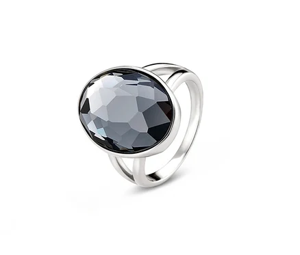Ein verzierter Ring mit einem grauen Stein.