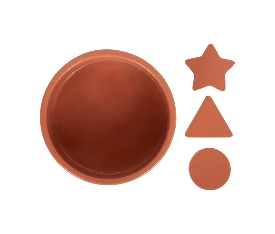 Braune runde Schale und drei braune Formen (Stern, Dreieck, Kreis) des small foot Montessori-Bundle 1.