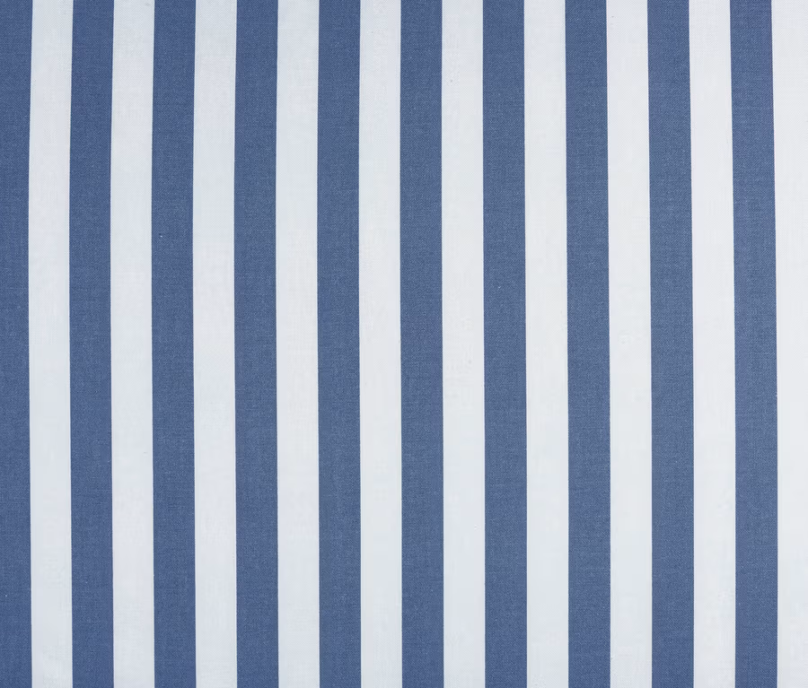 Detailaufnahme eines blau-weiß gestreiften Stoffmusters.