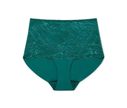 Grüne Damenunterhose mit Spitzenoberteil, isoliert auf weißem Hintergrund.
