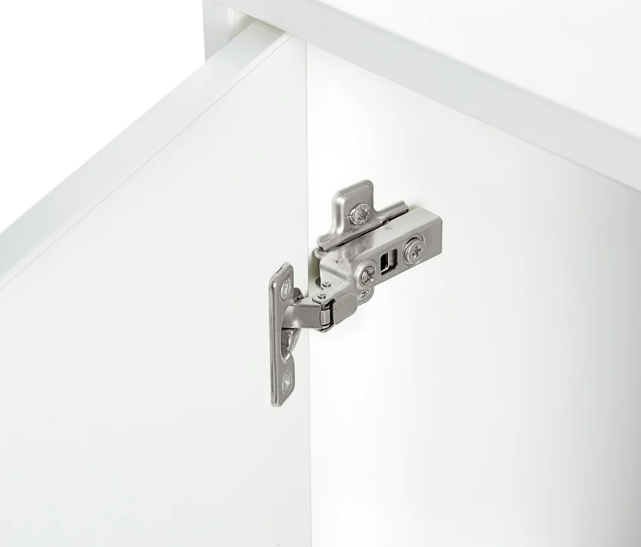 Detail eines Sideboard-Scharniers.