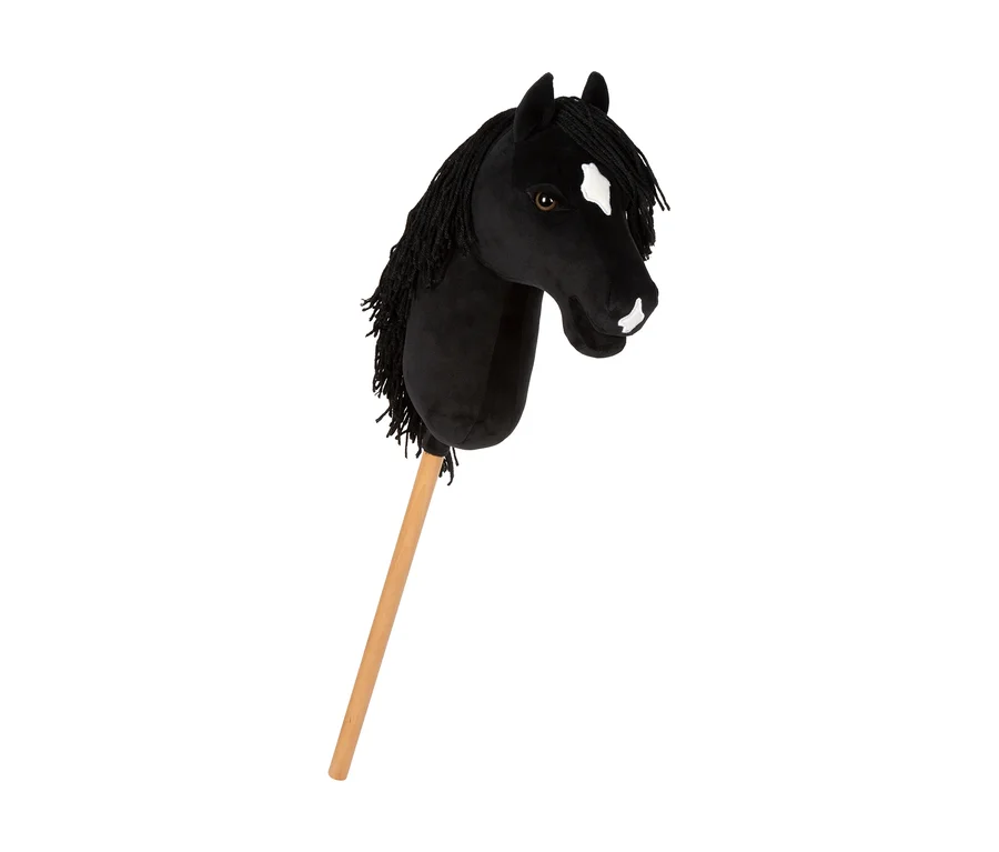 Schwarzes small foot Hobby-Horse »Melodie« mit weißer Blesse und Maul auf einem Holzstab.